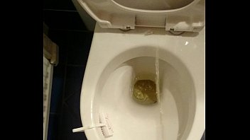 pissing toilet human Maduras disfrutandote viendo verga por la web